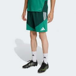 Szorty treningowe Algeria 26. Zielone szorty męskie Adidas, bez kołnierzyka. Za 199.00 zł.
