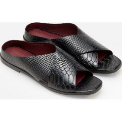 Skórzane klapki - Czarny. Czarne klapki damskie Reserved, bez wzorów, bez obcasa. Za 149.99 zł.