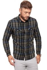 KOSZULA WRANGLER LS 2PKT FLAP SHIRT DUSTY OLIVE W5982T245 112129892. Zielone koszule męskie Wrangler, m, bez wzorów, z materiału, bez kołnierzyka, bez ramiączek. W wyprzedaży za 69.99 zł.