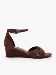 Brązowe sandały na koturnie. Brązowe sandały damskie Ryłko, bez wzorów, ze skóry, bez obcasa, na koturnie. Za 399.99 zł.