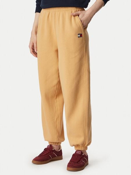 Tommy Jeans Spodnie dresowe Badge DW0DW23536 Beżowy Regular Fit. Brązowe jeansy damskie Tommy Jeans. Za 329.99 zł.