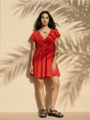 Sukienka mini ze ściągaczem w talii - czerwony. Czerwone sukienki damskie Sinsay, l, bez wzorów, bez kołnierzyka, bez ramiączek, mini. Za 49.99 zł.