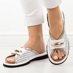 Białe skórzane klapki damskie T.Sokolski 26008. Białe klapki damskie Sokolski, z aplikacjami, ze skóry, bez obcasa, na płaskiej podeszwie. Za 299.00 zł.