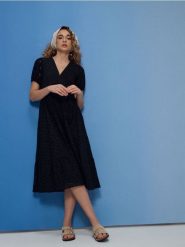 Bawełniana ażurowa sukienka midi z marszczeniem - czarny. Czarne sukienki damskie Sinsay, l, w ażurowe wzory, z bawełny, bez kołnierzyka, bez ramiączek, midi. Za 79.99 zł.