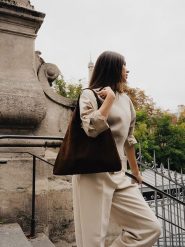 Maison héritage PARIS Skórzana torebka "Maldives" w kolorze jasnobrązowym - 44 x 38,5 cm rozmiar: onesize. Brązowe torebki klasyczne damskie maison héritage PARIS, bez wzorów, z materiału, bez dodatków. Za 330.67 zł.