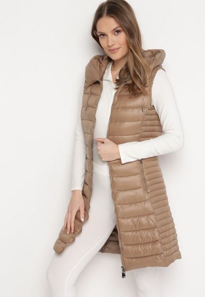 Ciemnobeżowa Długa Kamizelka Pikowana z Kapturem Caileth. Brązowe kamizelki damskie Born2be, m, z jeansu, długie. Za 69.99 zł.