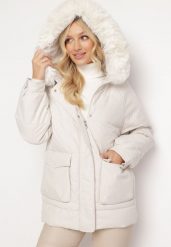 Jasnobeżowa Kurtka Pudełkowa z Odpinanym Futerkiem Kyrare. Brązowe kurtki damskie Born2be, l, z aplikacjami. Za 279.99 zł.