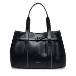 Torebka Calvin Klein. Czarne torebki klasyczne damskie CALVIN KLEIN, bez wzorów, bez dodatków. Za 749.99 zł.