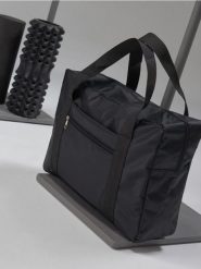 Torba na siłownię - czarny. Czarne torebki klasyczne damskie Sinsay, bez wzorów, bez dodatków. Za 15.99 zł.