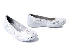 COMFORTABEL 940448-03 weiss, baleriny damskie. Białe baleriny damskie Comfortabel, bez wzorów, bez obcasa. Za 262.43 zł.