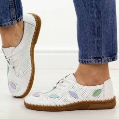 Białe ażurowe skórzane półbuty damskie Jezzi 8544. Białe półbuty damskie Jezzi, w ażurowe wzory, z jeansu, casualowe, z okrągłym noskiem, bez obcasa, na płaskiej podeszwie. Za 199.00 zł.