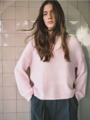 Sweter z wełną i moherem - pastelowy róż. Czerwone swetry klasyczne damskie Reserved, l, z dzianiny, bez kołnierzyka. Za 239.99 zł.