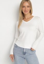 Biały Sweter z Wiskozą i Dekoltem w Serek Olisela. Białe swetry klasyczne damskie Born2be, m, z wiskozy, bez kołnierzyka. Za 49.99 zł.