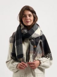 TRAVELIN' Szal w kolorze beżowo-czarnym rozmiar: onesize. Brązowe szaliki i kominy damskie Travelin', bez wzorów, z materiału. Za 173.99 zł.