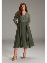 SWING Sukienka w kolorze khaki rozmiar: 50. Brązowe sukienki damskie Swing, bez wzorów, z koronki, bez kołnierzyka, bez ramiączek, midi. Za 297.26 zł.