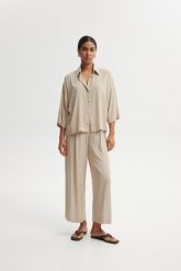 SPODNIE ZORA PIASKOWE L - Flawless. Spodnie materiałowe damskie Flawless, bez wzorów, z gumy. Za 389.00 zł.