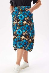 Wygodna i stylowa dresowa spódnica Karina - wyrazisty kwiatowy wzór w odcieniach niebieskiego PLUS SIZE XXL. Niebieskie spódniczki damskie Moda Size Plus Iwanek, l, bez wzorów, z bawełny, eleganckie, plus size, mini, dopasowane. Za 199.90 zł.