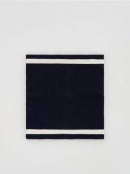 Dzianinowy komin z wiskozą - granatowy. Niebieskie szaliki dziecięce Reserved, z dzianiny, bez ramiączek. Za 39.99 zł.