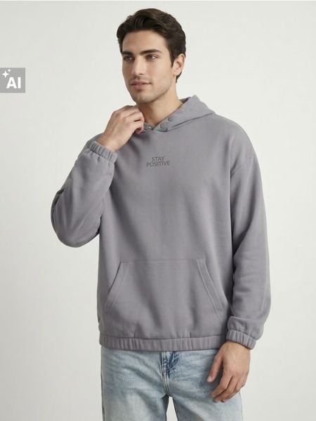 Bluza hoodie z napisem Stay Positive - szary. Szare bluzy bez kaptura męskie Sinsay, bez wzorów, sportowe, bez kołnierzyka, bez ramiączek. Za 49.99 zł.