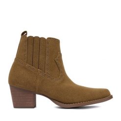 Kowbojki DeeZee. Brązowe botki damskie DeeZee, bez obcasa, na słupku, bez zapięcia. Za 179.99 zł.