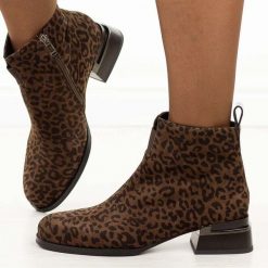 Brązowe cętkowane skórzane botki damskie na obcasie DiA 52-852. Brązowe botki damskie DiA, na jesień, z jeansu, eleganckie, z okrągłym noskiem, bez obcasa, na obcasie, bez zapięcia. Za 399.00 zł.