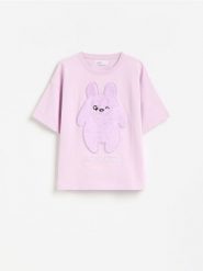 Bawełniany t-shirt z naszywką - lawendowy. Fioletowe koszulki dziewczęce Reserved, z aplikacjami, z bawełny, bez ramiączek. Za 45.99 zł.