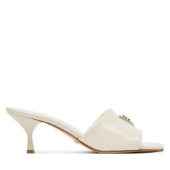 Klapki Guess. Klapki damskie Guess, z aplikacjami, bez obcasa. Za 379.99 zł.