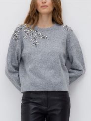 Sweter z ozdobnymi aplikacjami - jasnoszary. Szare swetry klasyczne damskie Reserved, l, z dzianiny, bez kołnierzyka. Za 149.99 zł.
