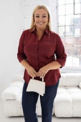 Elegancka bordowa koszula Lucyna PLUS SIZE XXL. Czerwone koszule damskie Nasi partnerzy, plus size, bez wzorów, z bawełny, biznesowe, bez kołnierzyka, plus size, bez ramiączek. Za 199.90 zł.