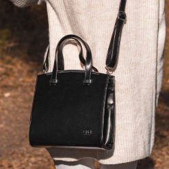 Torebka damska skórzana czarna DAN-A T308. Czarne shopper bag damskie DAN-A, bez wzorów, z materiału, bez dodatków. Za 279.99 zł.