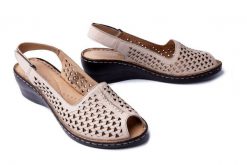 COMFORTABEL 710163-08 beige, sandały damskie. Brązowe sandały damskie Comfortabel, w ażurowe wzory, ze skóry, bez obcasa, na koturnie. Za 158.94 zł.