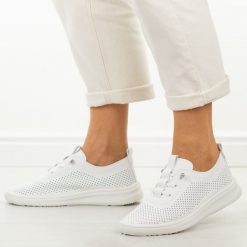 Białe ażurowe półbuty damskie Potocki 16366. Białe półbuty damskie POTOCKI, w ażurowe wzory, z dresówki, biznesowe, z okrągłym noskiem, bez obcasa, na płaskiej podeszwie. W wyprzedaży za 113.52 zł.