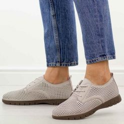 Szare ażurowane skórzane półbuty damskie Sergio Leone sp005. Szare półbuty damskie Sergio Leone, w ażurowe wzory, z jeansu, casualowe, z okrągłym noskiem, bez obcasa, na płaskiej podeszwie. Za 209.00 zł.