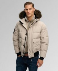 Superdry Kurtka Everest Hooded Puffer Bomber – Relaxed Fit. Brązowe kurtki męskie Superdry., xl, z aplikacjami, z elastanu, z kapturem. Za 774.50 zł.