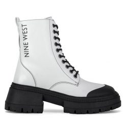 Trzewiki Nine West. Białe botki damskie Nine West, bez obcasa, na płaskiej podeszwie, bez zapięcia. Za 279.99 zł.