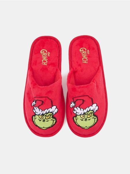 Ciepłe kapcie z motywem świątecznym Grinch - czerwony. Czerwone kapcie damskie Sinsay. W wyprzedaży za 13.99 zł.