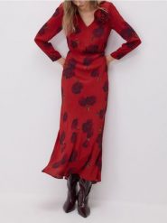 Sukienka w kwiatowy wzór - czerwony. Czerwone sukienki damskie Reserved, na co dzień, l, bez wzorów, z wiskozy, bez kołnierzyka, bez ramiączek, proste. Za 239.99 zł.