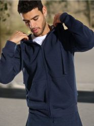 Bluza z kapturem - granatowy. Niebieskie bluzy sportowe męskie Sinsay, bez wzorów, sportowe, bez kołnierzyka, bez ramiączek. Za 49.99 zł.