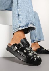 Czarne Rockowe Klapki Mule Zdobione Klamrami i Biżuteryjnymi Aplikacjami Tidanoriel. Czarne klapki damskie Renee, z aplikacjami, z jeansu, bez obcasa, na płaskiej podeszwie. Za 49.99 zł.