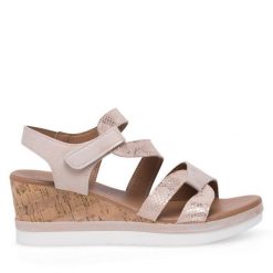 Sandały Clara Barson. Czerwone sandały damskie Clara Barson, bez wzorów, bez obcasa, na koturnie. Za 119.99 zł.