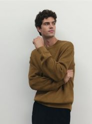 Bawełniany sweter boxy - warm olive. Zielone swetry męskie Reserved, l, bez wzorów, z bawełny, bez kołnierzyka. W wyprzedaży za 69.99 zł.