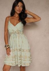 Jasnozielona Wiskozowa Sukienka w Stylu Boho o Kopertowym Kroju z Metalicznym Haftem Saloriela. Zielone sukienki damskie Renee, na spotkanie biznesowe, m, z aplikacjami, z wiskozy, boho, bez kołnierzyka, bez ramiączek, mini, dopasowane. Za 89.99 zł.