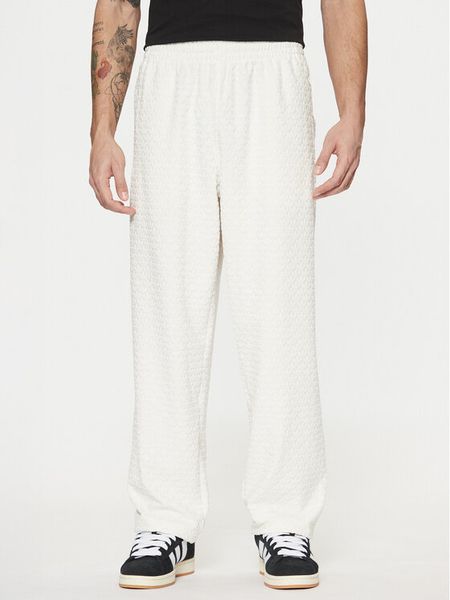 Adidas Spodnie dresowe Monogram Track JP4429 Biały Regular Fit. Białe spodnie dresowe męskie Adidas, bez wzorów, z dresówki. Za 199.99 zł.