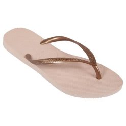 Japonki damskie Havaianas Slim. Czerwone klapki damskie Havaianas, bez wzorów, z kauczuku, bez obcasa. W wyprzedaży za 99.99 zł.