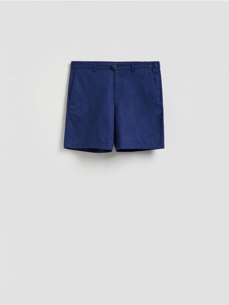 Szorty chino z domieszką lnu - niebieski. Niebieskie szorty męskie Reserved, z bawełny, bez kołnierzyka. W wyprzedaży za 49.99 zł.