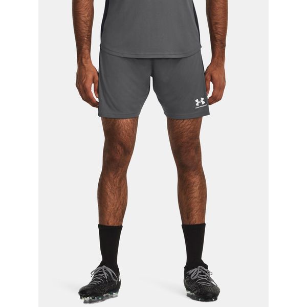 Spodenki piłkarskie męskie Under Armour Challenger. Szare szorty męskie Under Armour, bez kołnierzyka. Za 99.99 zł.