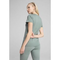 Damska koszulka z logo ESS No. 1 PUMA Green Moon. Zielone bluzki damskie Puma, s, bez wzorów, bez ramiączek. W wyprzedaży za 64.00 zł.