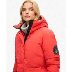 Kurtka Parka City z ociepleniem. Czerwone parki damskie Superdry., bez wzorów. W wyprzedaży za 452.55 zł.