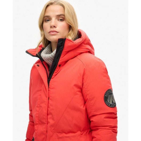 Kurtka Parka City z ociepleniem. Czerwone parki damskie Superdry., bez wzorów. W wyprzedaży za 452.55 zł.