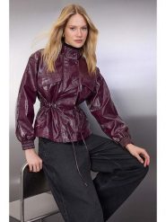 Trendyol Kurtka w kolorze bordowym ze skóry syntetycznej rozmiar: XL. Czerwone kurtki damskie Trendyol, xl, bez wzorów, ze skóry, bez kaptura. Za 209.82 zł.